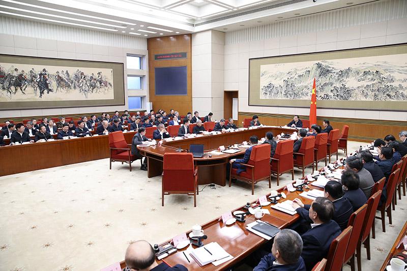 李克强主持召开专家学者和企业界人士座谈会